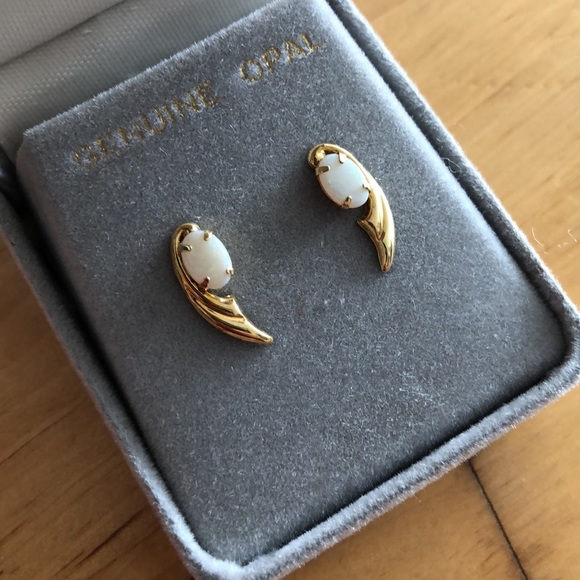Vintage Jewelry - Vintage Carriage Court 14k gold and opal earrings